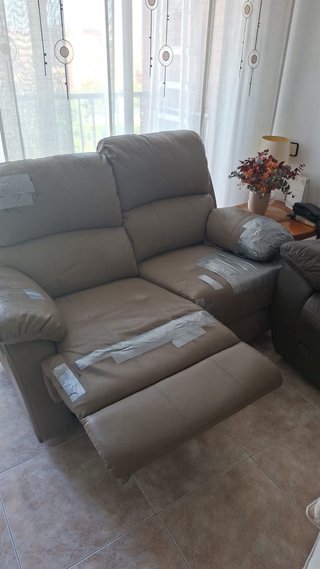 Se vende sofá de piel 3 plazas y de regalo el de 2