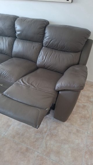 Se vende sofá de piel 3 plazas y de regalo el de 2