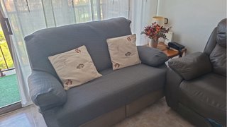 Se vende sofá de piel 3 plazas y de regalo el de 2