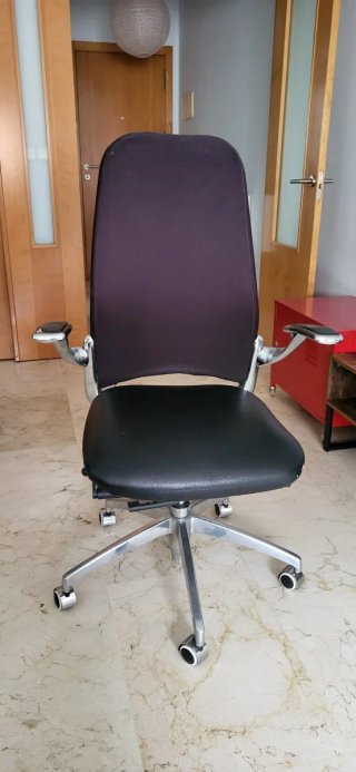 Silla de oficina negra con ruedas reclinable