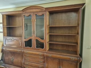 Mueble de salón de madera y cristal