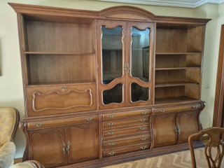 Mueble de salón de madera y cristal