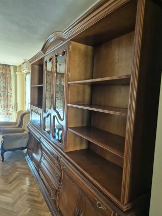 Mueble de salón de madera y cristal
