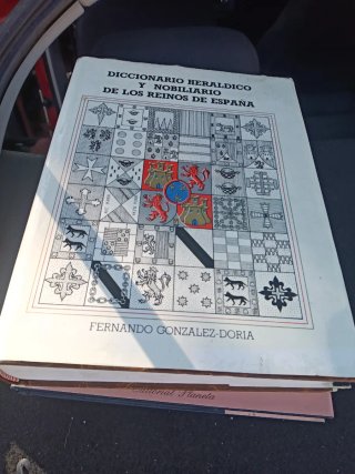 Diccionario heráldico y nobiliario de los reinos