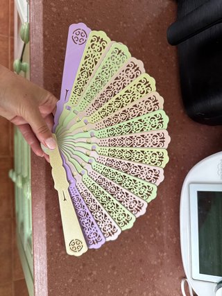 Abanico decorado morado y verde