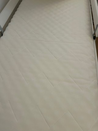 Cama infantil blanca con barreras y colchón