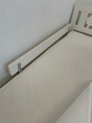 Cama infantil blanca con barreras y colchón