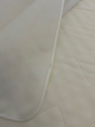 Cama infantil blanca con barreras y colchón