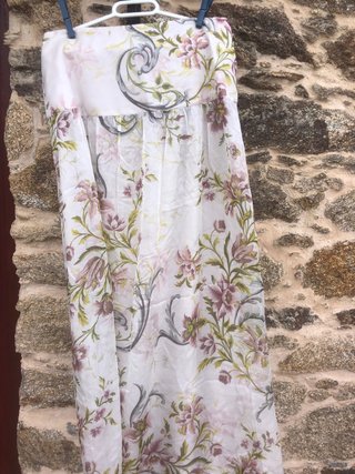 Falda midi de seda floral, forrada.