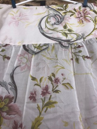Falda midi de seda floral, forrada.