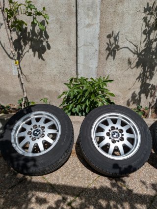 Llanta BMW 15 E36 Style 28 con neumático