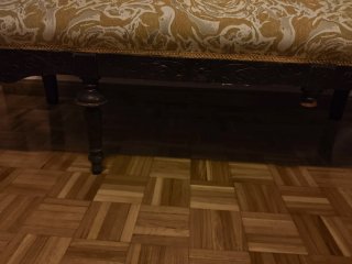 Sofá clásico vintage de madera tallada