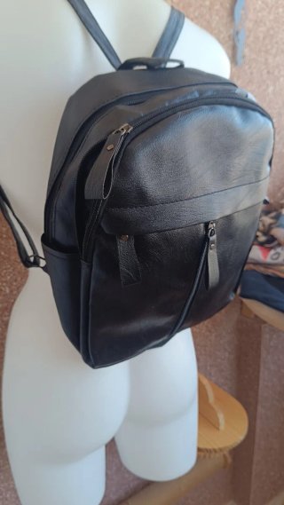Mochila negra imitación piel