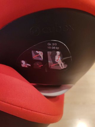 Silla de coche infantil roja