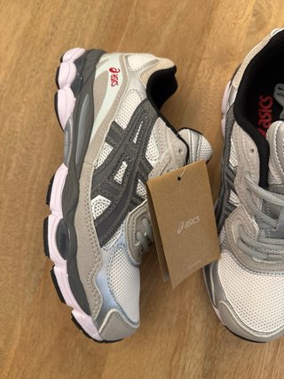 Zapatillas Asics grises y blancas