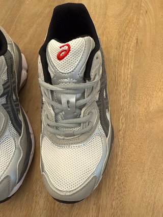 Zapatillas Asics grises y blancas