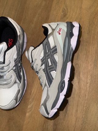 Zapatillas Asics grises y blancas