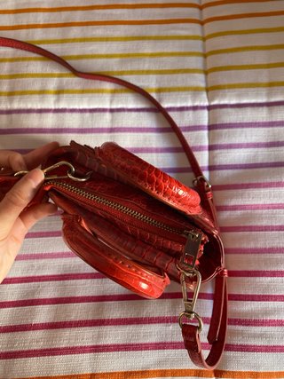 Bolso rojo efecto piel cocodrilo