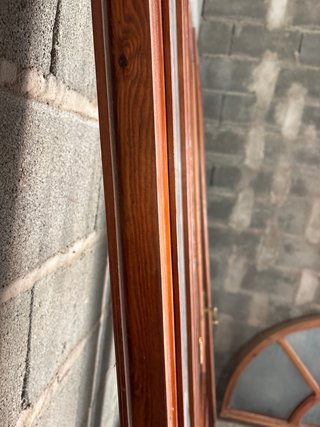 Portón cancela madera con cristal