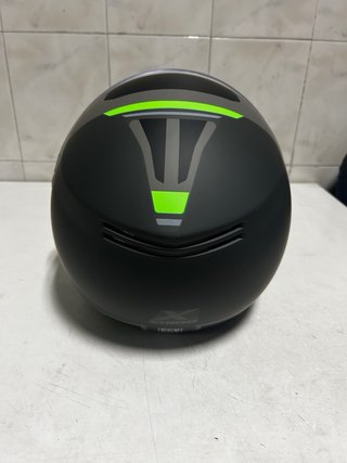 Casco de moto gris y verde talla M