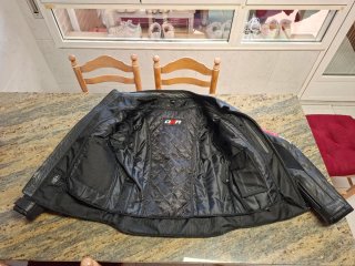 Cazadora de cuero negra y roja