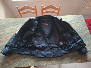 Cazadora de cuero negra y roja