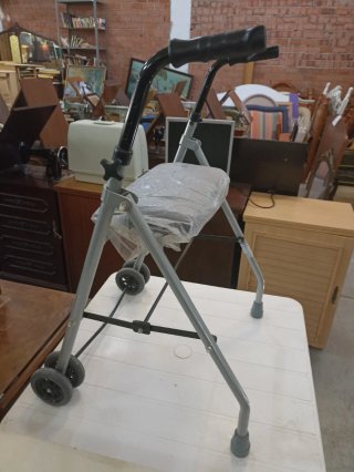 Andador con asiento y ruedas