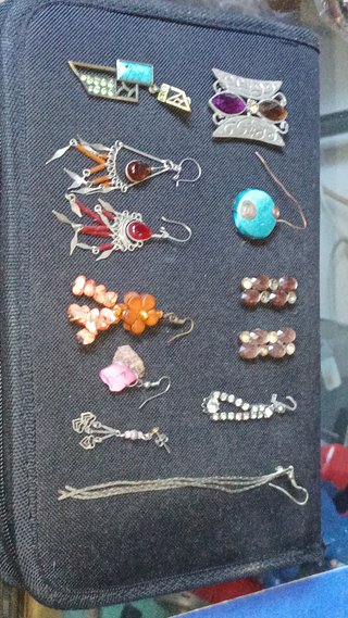Orecchini, bracciali, collane, ecc.