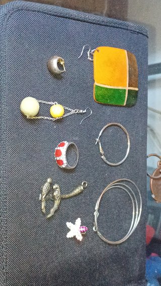 Orecchini, bracciali, collane, ecc.