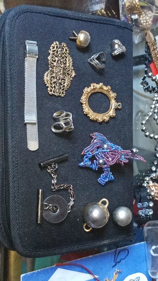 Orecchini, bracciali, collane, ecc.
