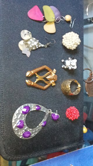 Orecchini, bracciali, collane, ecc.