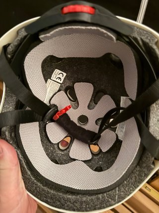 Casco infantil blanco con dibujos