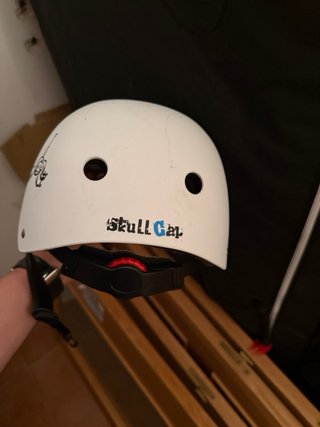 Casco infantil blanco con dibujos