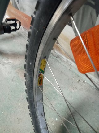 Bicicleta de montaña gris