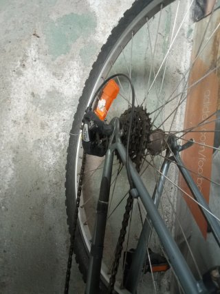 Bicicleta de montaña gris