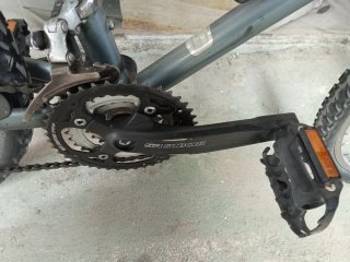 Bicicleta de montaña gris
