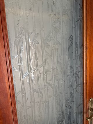 Portón cancela madera con cristal