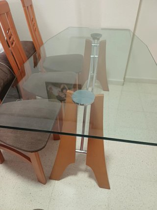 Mueble de salón y mesa de madera