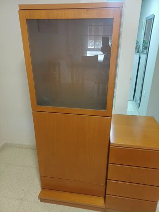 Mueble de salón y mesa de madera