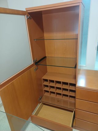 Mueble de salón y mesa de madera