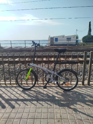 Bicicleta plegable Hoptown y portaequipaje trasero