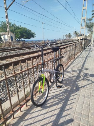 Bicicleta plegable Hoptown y portaequipaje trasero