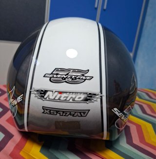 Casco de moto negro y blanco