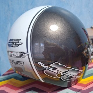 Casco de moto negro y blanco