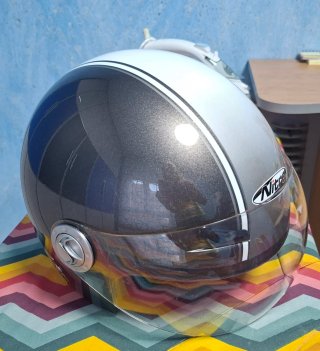 Casco de moto negro y blanco