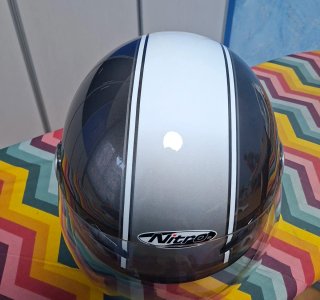 Casco de moto negro y blanco