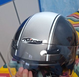 Casco de moto negro y blanco