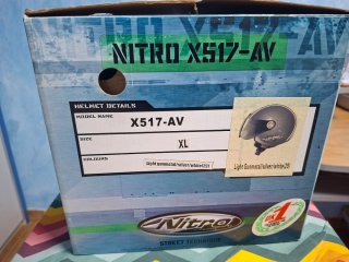 Casco de moto negro y blanco