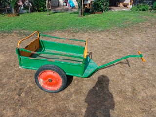 Carrito remolque de jardín verde y  amarillo