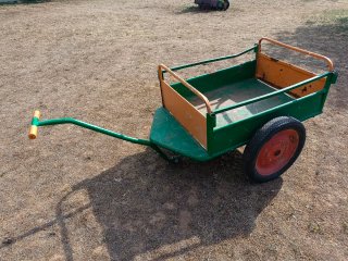 Carrito remolque de jardín verde y  amarillo